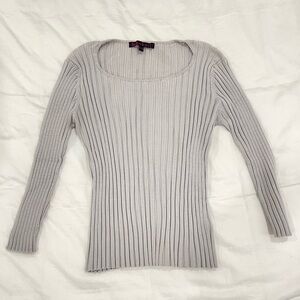 Chic Ribbed Scoop Neck Sweater in Light Gray